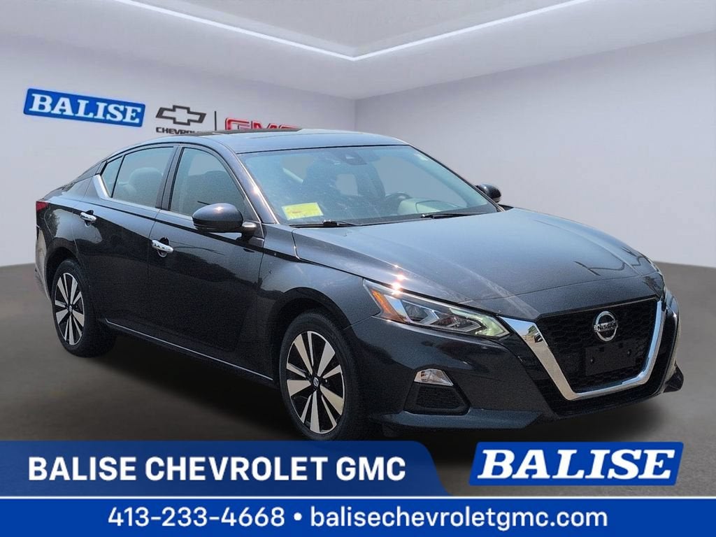 2022 Nissan Altima 2.5 SV in Gray — front three-quarter view